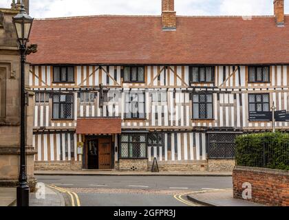 Blick von der Chapel Street auf die High Street in Stratford-upon-Avon. Stockfoto