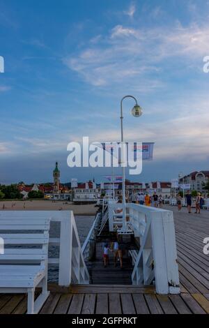 SOPOT, POLEN - 20. Jun 2021: Eine vertikale Aufnahme einer Treppe von der hölzernen Plattform zum Sandstrand in Sopot, Polen Stockfoto