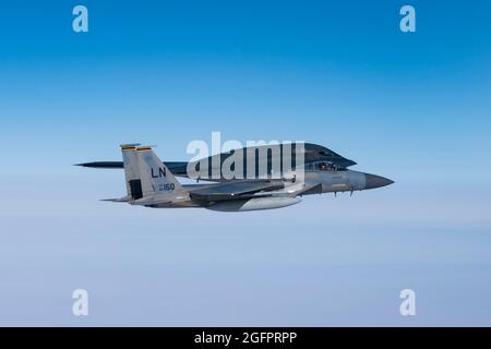 Nordsee, Großbritannien. August 2021. Ein F-15C Eagle-Kampfflugzeug der US Air Force, das dem 493rd Fighter Squadron zugewiesen wurde, fliegt während eines Trainings über der Nordsee am 25. August 2021 vor der Küste Schottlands an der Seite eines B-2 Spirit Stealth-Bombers. Quelle: Planetpix/Alamy Live News Stockfoto