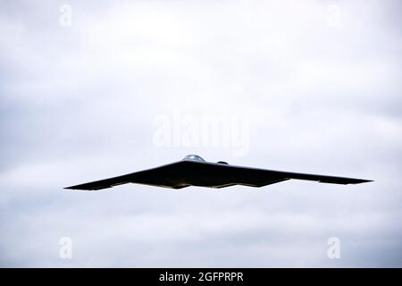 Gloucestershire, Großbritannien. August 2021. Ein B-2 Spirit Stealth-Bomber der US-Luftwaffe vom 509. Bombenflügel hebt während eines Trainings-Sortie am 25. August 2021 in Gloucestershire, Großbritannien, von RAF Fairford ab. Quelle: Planetpix/Alamy Live News Stockfoto
