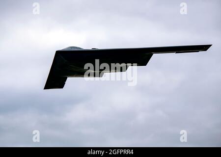 Gloucestershire, Großbritannien. August 2021. Ein B-2 Spirit Stealth-Bomber der US-Luftwaffe vom 509. Bombenflügel hebt während eines Trainings-Sortie am 25. August 2021 in Gloucestershire, Großbritannien, von RAF Fairford ab. Quelle: Planetpix/Alamy Live News Stockfoto