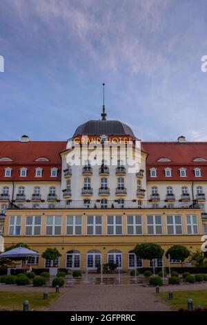 SOPOT, POLEN - 20. Jun 2021: Nahaufnahme des Grand Hotels unter dem sonnenbeschallten Himmel in Sopot Polen Stockfoto