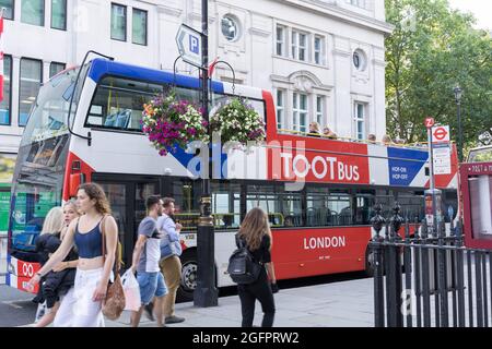 Touristen im offenen TOOT Bus Stockfoto