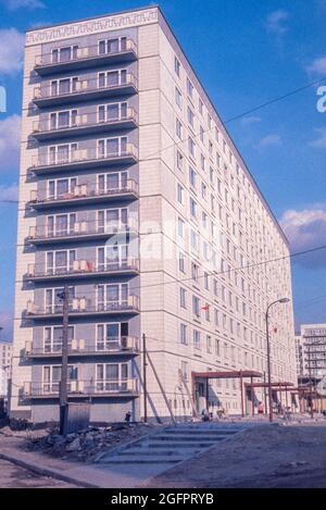 Berlin, Deutschland, August 1962. Neu erbautes Apartmentgebäude in Ost-Berlin. Stockfoto