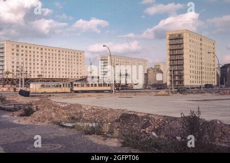 Berlin, Deutschland, August 1962. Neu erbautes Apartmentgebäude in Ost-Berlin. Stockfoto