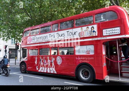 Nachmittagstee Bustour London England Stockfoto