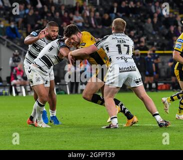 Hull, Großbritannien. August 2021. Danny Houghton und Brad Fash von Hull FC bekämpfen Castleford Tigers' Alex Foster am 8/26/2021 in Hull, Großbritannien. (Foto von Melie Allatt/News Images/Sipa USA) Quelle: SIPA USA/Alamy Live News Stockfoto