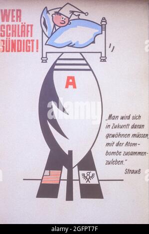 Ostberlin, Deutschland, August 1962. Plakat der kommunistischen antiwestlichen Propaganda. „Wir werden uns in Zukunft daran gewöhnen müssen, mit der Atombombe zu leben.“ Stockfoto