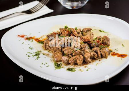 Geschmorte Fleischwürfel aus Rindfleisch in weißem Porzellanteller Stockfoto