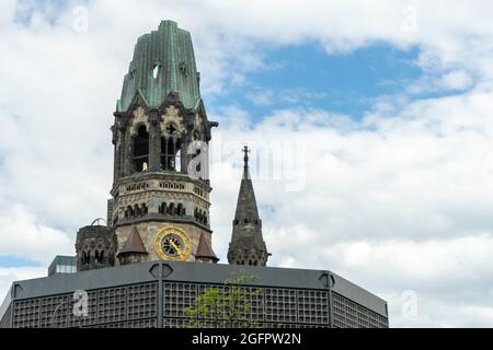 Die Kaiser Wilhelm Gedächtniskirche am Kurfürstendamm ist ein Denkmal am Breitscheidplatz im Berliner Stadtteil Charlottenburg. Stockfoto