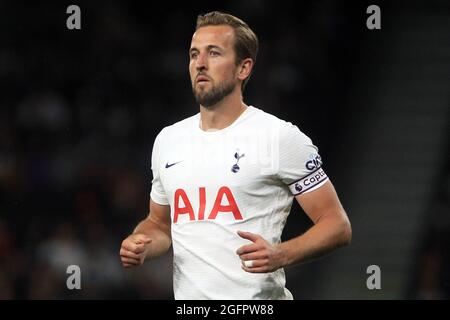 London, Großbritannien. August 2021. Harry Kane von Tottenham Hotspur schaut auf. UEFA Europa Conference League spielt am Donnerstag, dem 26. August 2021, im Tottenham Hotspur Stadium in London gegen Pacos de Ferreira. Dieses Bild darf nur für redaktionelle Zwecke verwendet werden. Nur zur redaktionellen Verwendung, Lizenz für kommerzielle Nutzung erforderlich. Keine Verwendung bei Wetten, Spielen oder Veröffentlichungen in einem Club/einer Liga/einem Spieler. PIC von Steffan Bowen/Andrew Orchard Sports Photography/Alamy Live News Credit: Andrew Orchard Sports Photography/Alamy Live News Stockfoto