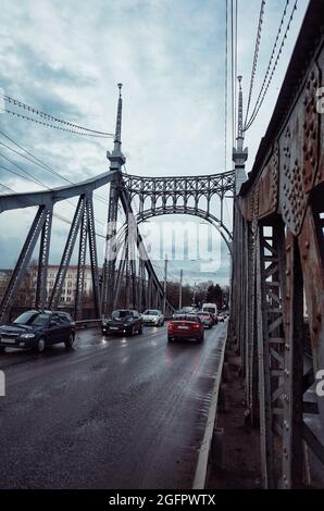 Alte Wolga-Brücke, Twer, Russland, windiger, wolkiger, kalter Tag im Frühling Stockfoto