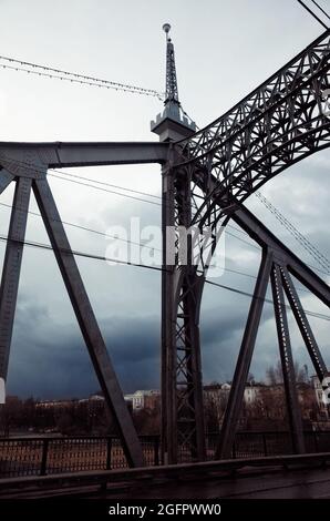 Alte Wolga-Brücke, Twer, Russland, windiger, wolkiger, kalter Tag im Frühling Stockfoto