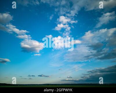 Wunderschöne Landschaft. Tiefblauer Himmel mit weißen Wolken bei Tageslicht Stockfoto