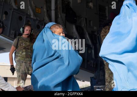 Kabul, Afghanistan. August 2021. Ladermeister der US-Luftwaffe und Piloten, die dem 816. Expeditionary Airlift Squadron zugewiesen wurden, laden Passagiere an Bord eines US-Luftwaffenstützers C-17 Globemaster III zur Unterstützung der Evakuierung in Afghanistan am Hamid Karzai International Airport (HKIA), Afghanistan, 24. August 2021. Pflichtkredit: Donald R. Allen/US Air Force via CNP/dpa/Alamy Live News Stockfoto