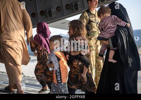 Kabul, Afghanistan. August 2021. Ladermeister der US-Luftwaffe und Piloten, die dem 816. Expeditionary Airlift Squadron zugewiesen wurden, laden Passagiere an Bord eines US-Luftwaffenstützers C-17 Globemaster III zur Unterstützung der Evakuierung in Afghanistan am Hamid Karzai International Airport (HKIA), Afghanistan, 24. August 2021. Pflichtkredit: Donald R. Allen/US Air Force via CNP/dpa/Alamy Live News Stockfoto