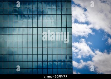 Wolken spiegeln sich an der Seite eines Baus in der Innenstadt von El Paso, Texas. Stockfoto