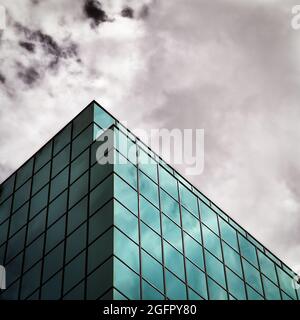 Wolken spiegeln sich an der Seite des El Paso County Courthouse in der Innenstadt von El Paso, Texas. Stockfoto