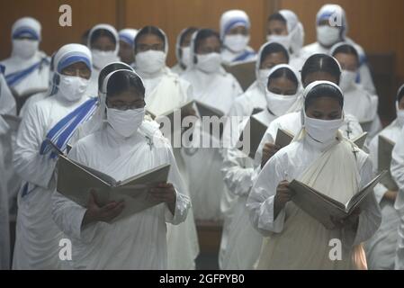 Kalkutta, Indien. August 2021. KOLKATA, INDIEN - 26. AUGUST: Mitglieder zollen Mutter Teresa anlässlich ihres 111. Geburtstages am 26. August 2021 im Mutterhaus der Missionare der Nächstenliebe in Kolkata, Indien, Respekt. Mutter Teresa, getauft Gonxha Agnes, wurde in Skopje, der heutigen Hauptstadt Mazedoniens, als Sohn von Nikola und Drana Bojaxhiu geboren. Sie war das jüngste Kind einer kosovarischen albanischen Familie.(Foto: Samir Jana/Hindustan Times/Sipa USA) Quelle: SIPA USA/Alamy Live News Stockfoto