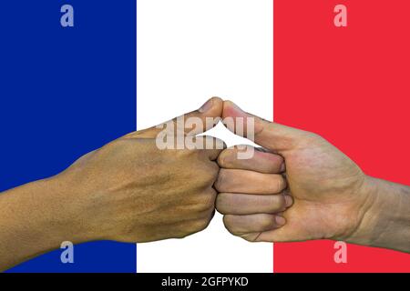 Flagge Frankreich, Integration einer multikulturellen Gruppe junger Menschen. Stockfoto