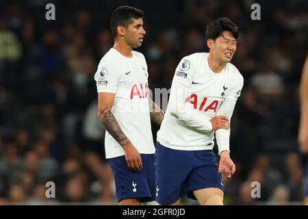 Tottenham Hotspur Stadium, London, Großbritannien. August 2021. Europa Conference League Football, Tottenham Hotspur gegen Pa&#xe7;os de Ferreira; Son Heung-Min von Tottenham Hotspur zeigt Anzeichen einer Armverletzung Kredit: Action Plus Sports/Alamy Live News Stockfoto