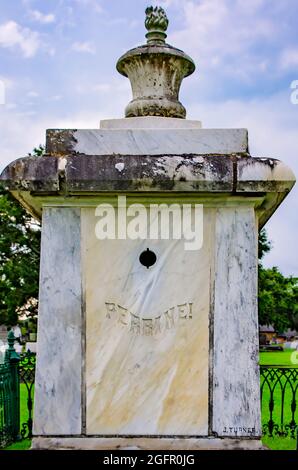 Das Familiengrab Perrine ist auf dem Magnolia Cemetery, 14. August 2021, in Mobile, Alabama, abgebildet. Auf dem 120 Hektar großen Friedhof befinden sich mehr als 80,000 Gräber. Stockfoto