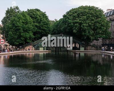 Gusseiserne Stege über den Canal Saint Martin Stockfoto