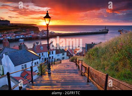Dramatischer Sonnenuntergang in Whitby nach einer Dusche an einem Sommerabend. North Yorkshire, England, Großbritannien. Stockfoto