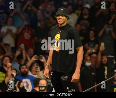25. August 2021 - der ehemalige NBA-wertvollste Spieler Giannis Antetokounmpo wird während der AEW-Aufnahmen in der UW Milwaukee Panther Arena in Milwaukee, Wisconsin, gesehen. Ricky Bassman/Cal Sport Media Stockfoto