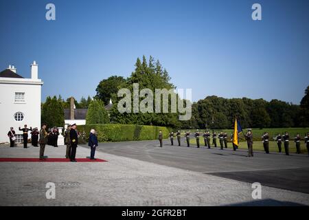 Irisches Militär in Aras an Uachtarain, der offiziellen Residenz des irischen Präsidenten, in Dublin, am 26. August 2021 während des Besuchs des französischen Präsidenten. Foto von Raphael Lafargue/ABACAPRESS.COM. Stockfoto