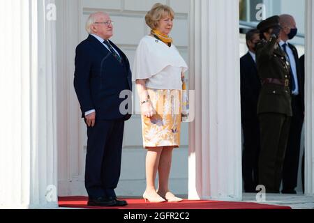 Der irische Präsident Michael D. Higgins und seine Frau Sabina Coyne in Aras an Uachtarain, der offiziellen Residenz des irischen Präsidenten, in Dublin, am 26. August 2021 während des Besuchs des französischen Präsidenten. Foto von Raphael Lafargue/ABACAPRESS.COM. Stockfoto