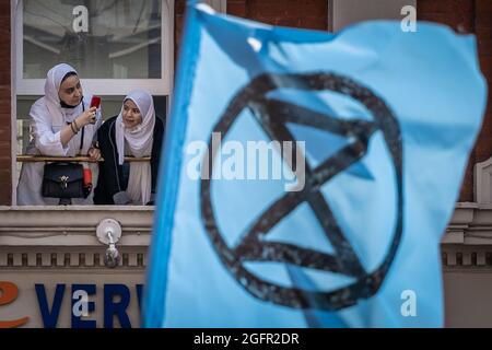 Extinction Rebellion (XR) Tag drei der Klimaschutzmaßnahmen vom Piccadilly Circus zur Oxford Street, London, Großbritannien. Stockfoto