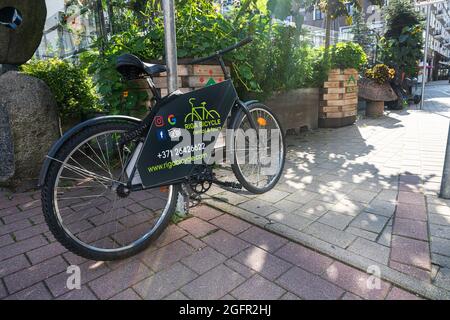 Riga, Lettland. 22. August 2021. Ein Fahrradverleih auf einer Straße im Stadtzentrum Stockfoto