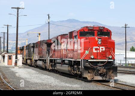 Wenatchee, WA, USA - 25. August 2021; EINE Lokomotive aus dem kanadischen Pazifik führt eine Motorenreihe von Norfolk Southern und BNSF in Wenatchee Washington Stockfoto