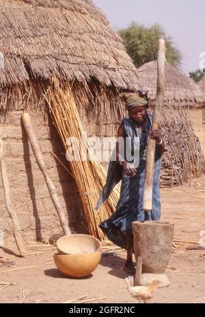 Delaquara, ein Fulani-Dorf, Niger. Frau Stampfend Hirse. Stockfoto