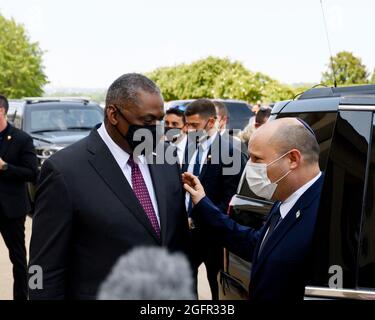 Arlington, Vereinigte Staaten Von Amerika. August 2021. US-Verteidigungsminister Lloyd J. Austin III, links, begrüßt den israelischen Ministerpräsidenten Naftali Bennett zu bilateralen Treffen im Pentagon am 25. August 2021 in Arlington, Virginia. Quelle: Planetpix/Alamy Live News Stockfoto