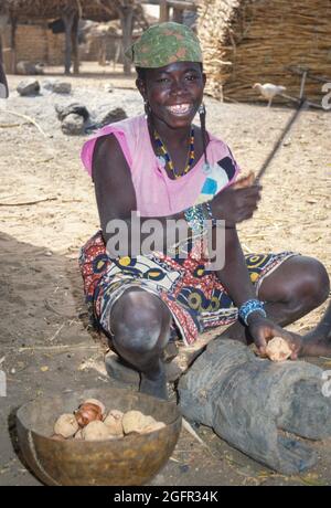 Delaquara, ein Fulani-Dorf, Niger. Frau bereitet Früchte für das Abendessen zu. Stockfoto
