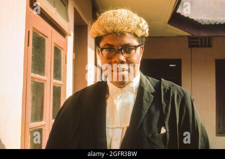 Port Harcourt, Nigeria. Der nigrische Ibo Barrister in seinen gerichtlichen Gewändern und Perücke, Juli 1962. Stockfoto