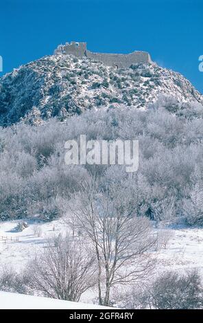 Frankreich. Ariège (09) Burg der Katharer von Montsegur im Schnee Stockfoto