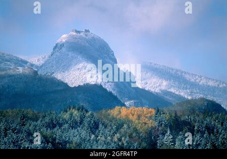 Frankreich. Ariège (09) Burg der Katharer von Montsegur im Schnee Stockfoto