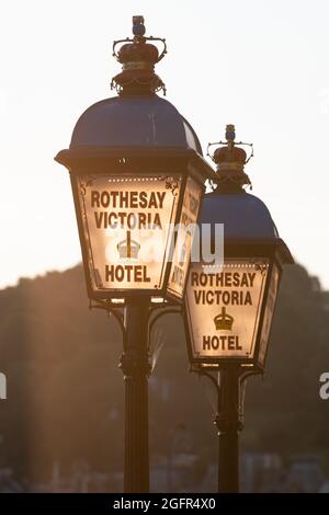 Rothesay Victoria Hotel bei Sonnenaufgang - original Lampenstandards vor dem Hoteleingang, Rothesay, Isle of Bute, Argyll and Bute, Schottland, VEREINIGTES KÖNIGREICH Stockfoto