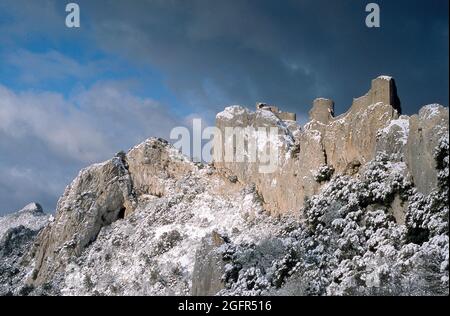 Frankreich. Aude (11) Burg der Katharer von Peyrepertuse unter dem Schnee Stockfoto