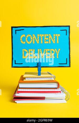 Schreiben mit Anzeige von Text Content Delivery. Internet-Konzept geografisch verteilte Netzwerk von Proxy-Servern bunte Idee Präsentation Anzeige Stockfoto
