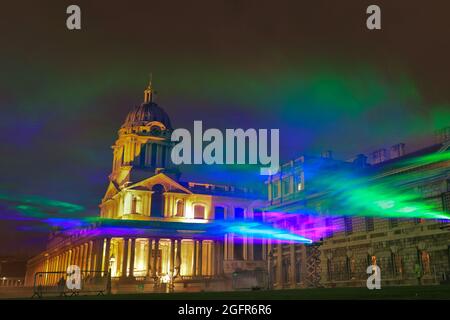 Greenwich, London, Großbritannien. August 2021. 'Borealis' von Dan Archer erhellt den Himmel über dem Old Royal Naval College im Royal Borough of Greenwich. „Borealis“ ist eine faszinierende Nachbildung der Nordlichter am Himmel. Es ist Teil des jährlichen Greenwich and Docklands Festivals, das vom 27. August bis 11. September 2021 stattfindet. Kredit: Imageplotter/Alamy Live Nachrichten Stockfoto