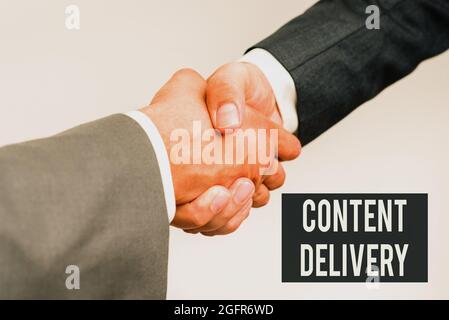 Schreiben mit Anzeige von Text Content Delivery. Wort für geografisch verteiltes Netzwerk von Proxy-Servern zwei professionell gut gekleidete Unternehmen Stockfoto