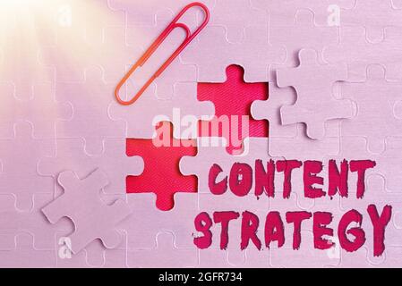 Schreiben, Text anzeigen Content Strategy. Business Overview die Planung Entwicklung und Verwaltung von Inhalten Aufbau eines unfertigen weißen Jigsaw Stockfoto