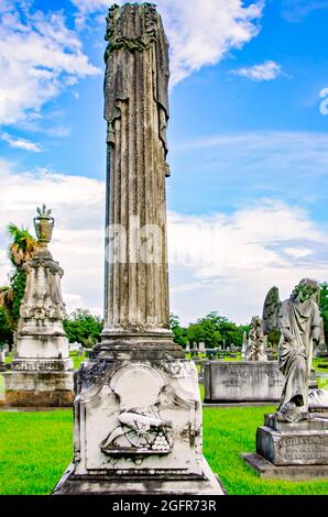 Ein Grabstein für Kapitän Thomas Emanuel, der bei der Belagerung von Vicksburg starb, ist auf dem Magnolia Cemetery am 14. August 2021 in Mobile, Alabama, abgebildet. Stockfoto