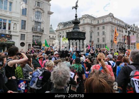 London, Großbritannien. 25. August 2021. Extinction Rebellion Protest auf Piccadilly Circus. Quelle: Waldemar Sikora Stockfoto