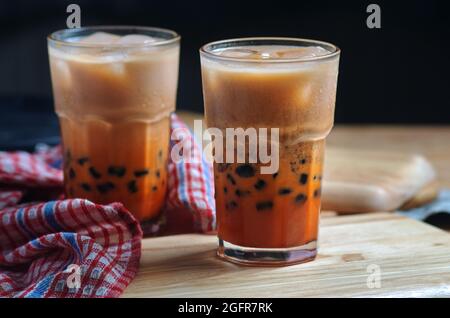 Das Glas Bubble Tea auf einem Holztisch Stockfoto