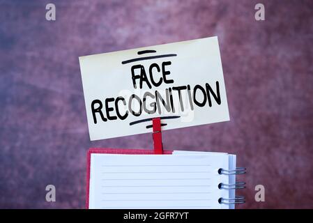 Schild, das die Gesichtserkennung anzeigt. Unternehmensüberblick Fähigkeit eines Computers, menschliche Gesichter zu scannen und zu erkennen, um die neue Idee von Lösungen zu entwickeln Stockfoto